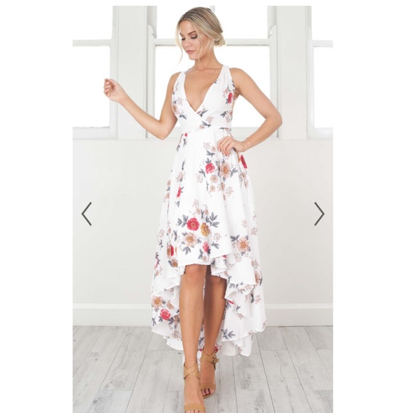 Showpo. Dresses & Skirts - NWT SHOWPO OCEAN AVENUE DRESS IN WHITE
FLORAL, SIZE LARGE